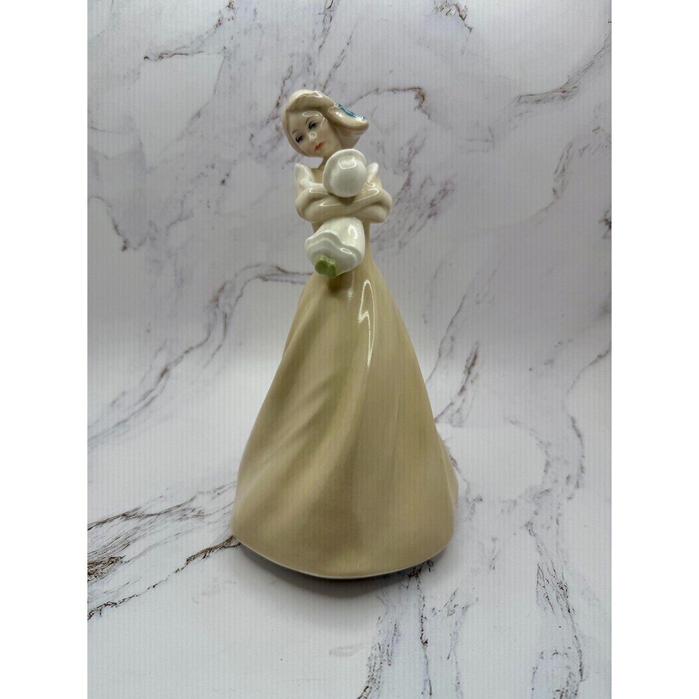 Royal Doulton ''Dreaming'' HN3133 Lady Figurine Reflections‎ Collection